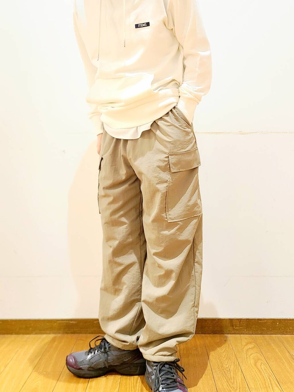 ベージュ系のその他パンツ、ホワイト系のパーカーを着用したメンズの秋コーディネートの8枚目の写真