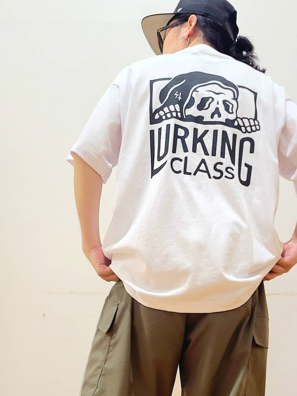 グリーン系のその他パンツ、ホワイト系のTシャツ/カットソー、ブラウン系のメガネを着用したメンズの夏コーディネートの4枚目の写真