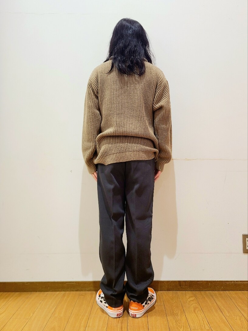 グレー系のその他パンツを着用したメンズの冬コーディネートの3枚目の写真