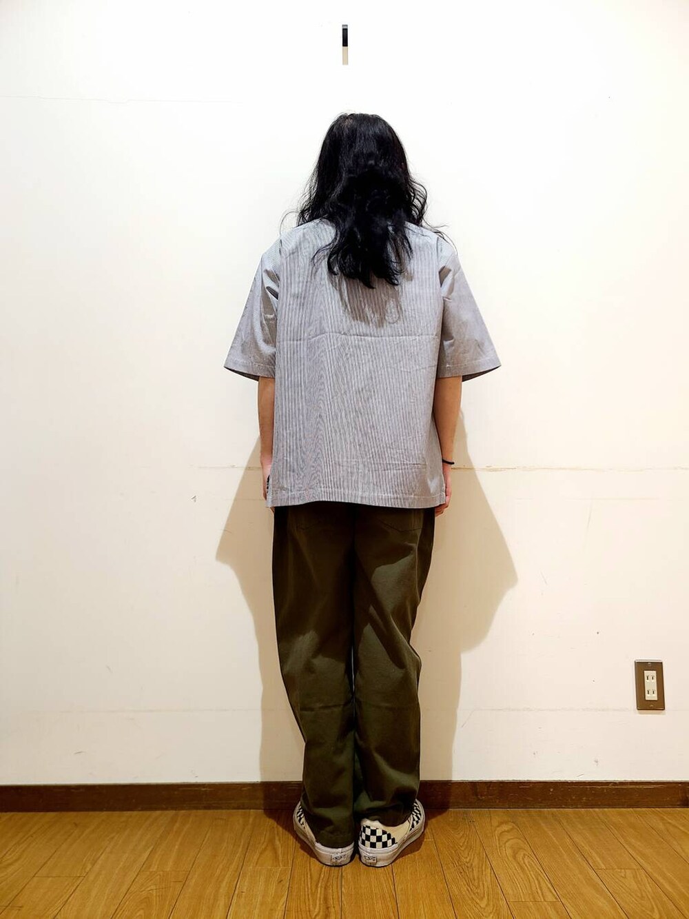 グリーン系のその他パンツ、ブラック系のTシャツ/カットソーを着用したメンズの春コーディネートの3枚目の写真