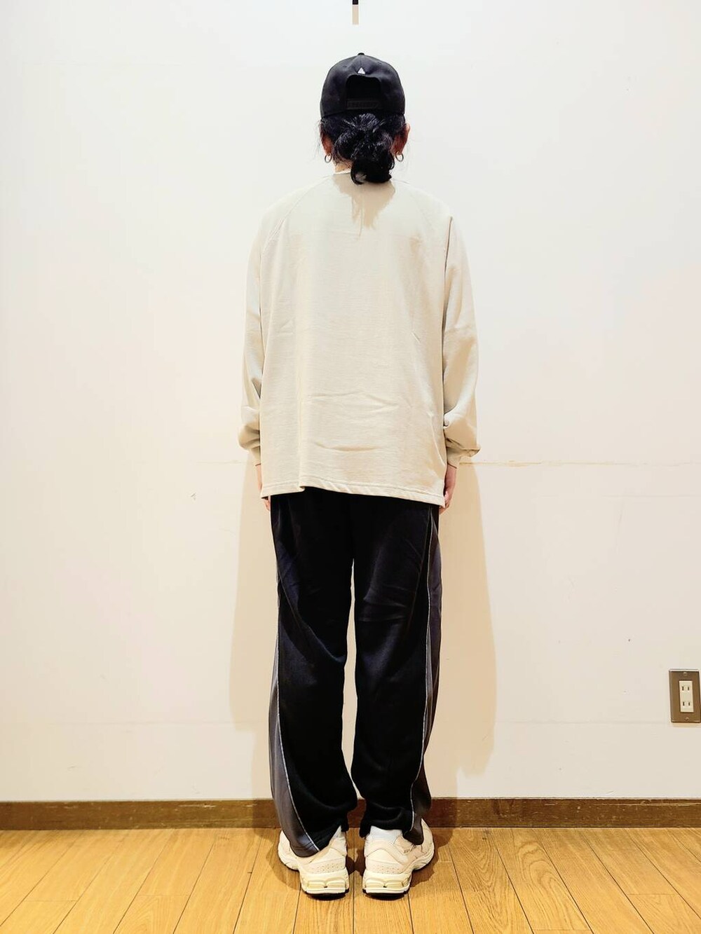 ベージュ系のTシャツ/カットソー、ブラック系のその他パンツを着用したメンズの秋コーディネートの3枚目の写真