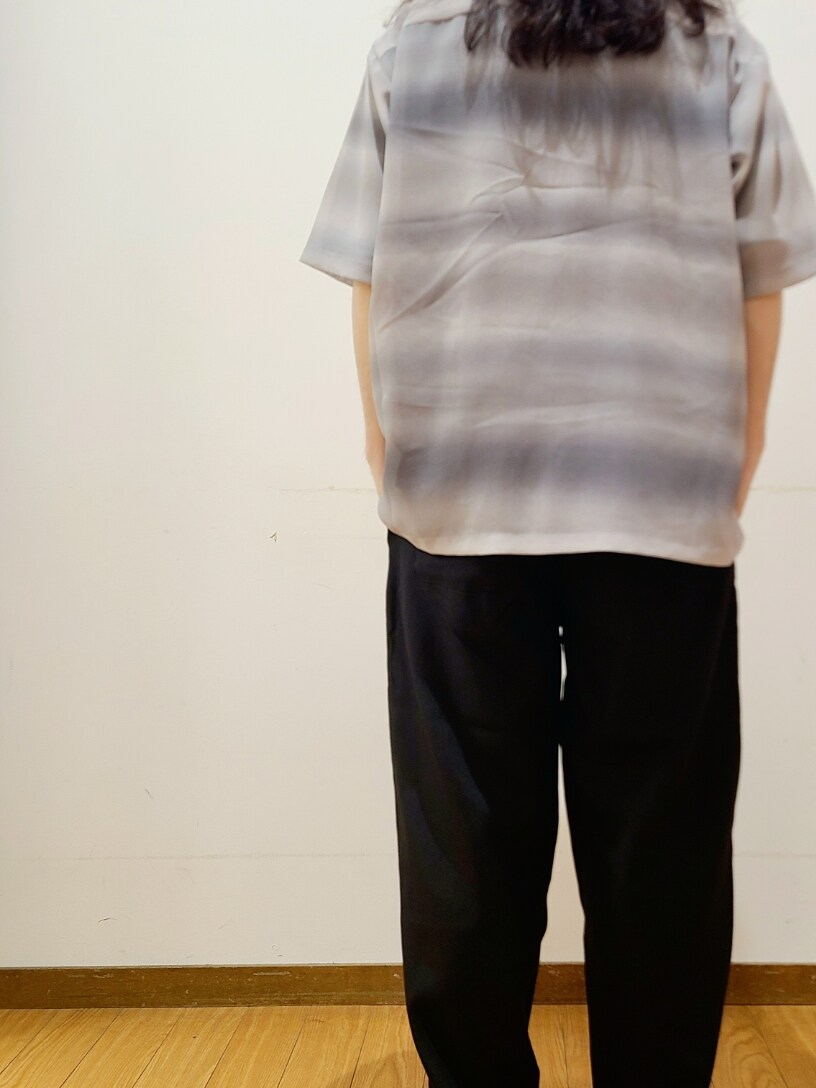 グレー系のシャツ/ブラウス、ブラック系のその他パンツ、ブラック系のTシャツ/カットソーを着用したメンズの夏コーディネートの7枚目の写真