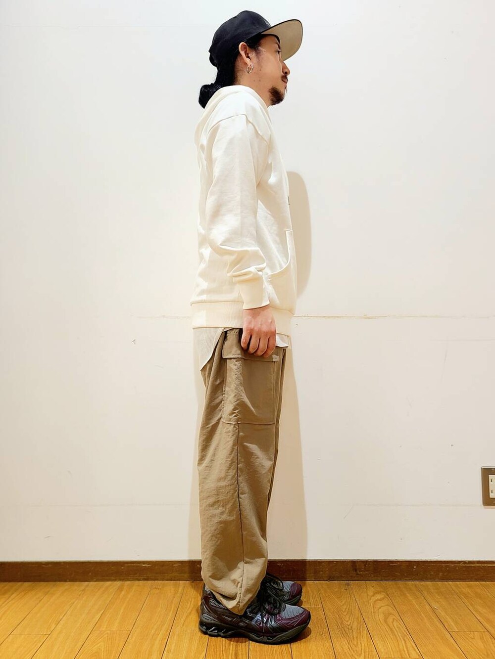 ベージュ系のその他パンツ、ホワイト系のパーカーを着用したメンズの秋コーディネートの2枚目の写真