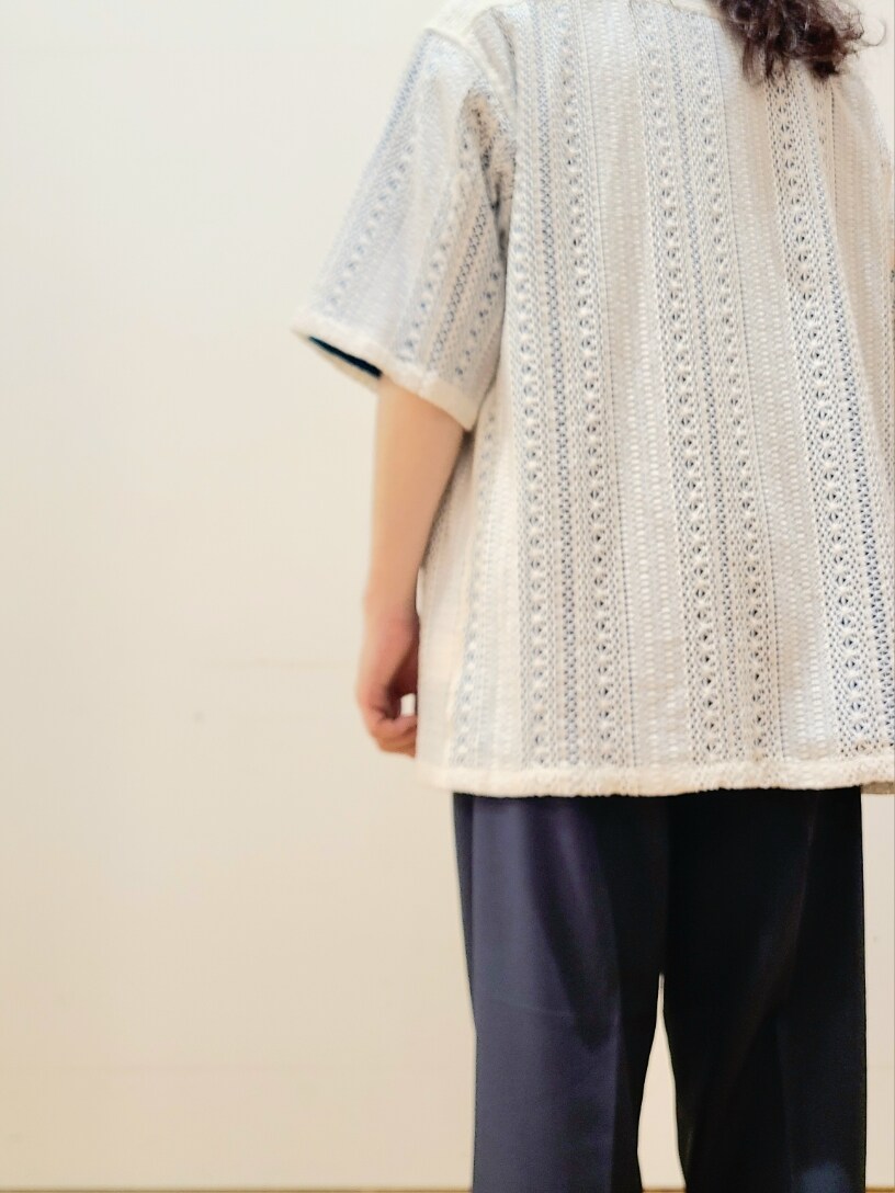 ホワイト系のシャツ/ブラウス、ブルー系のTシャツ/カットソー、ブルー系のスラックスを着用したメンズの夏コーディネートの5枚目の写真