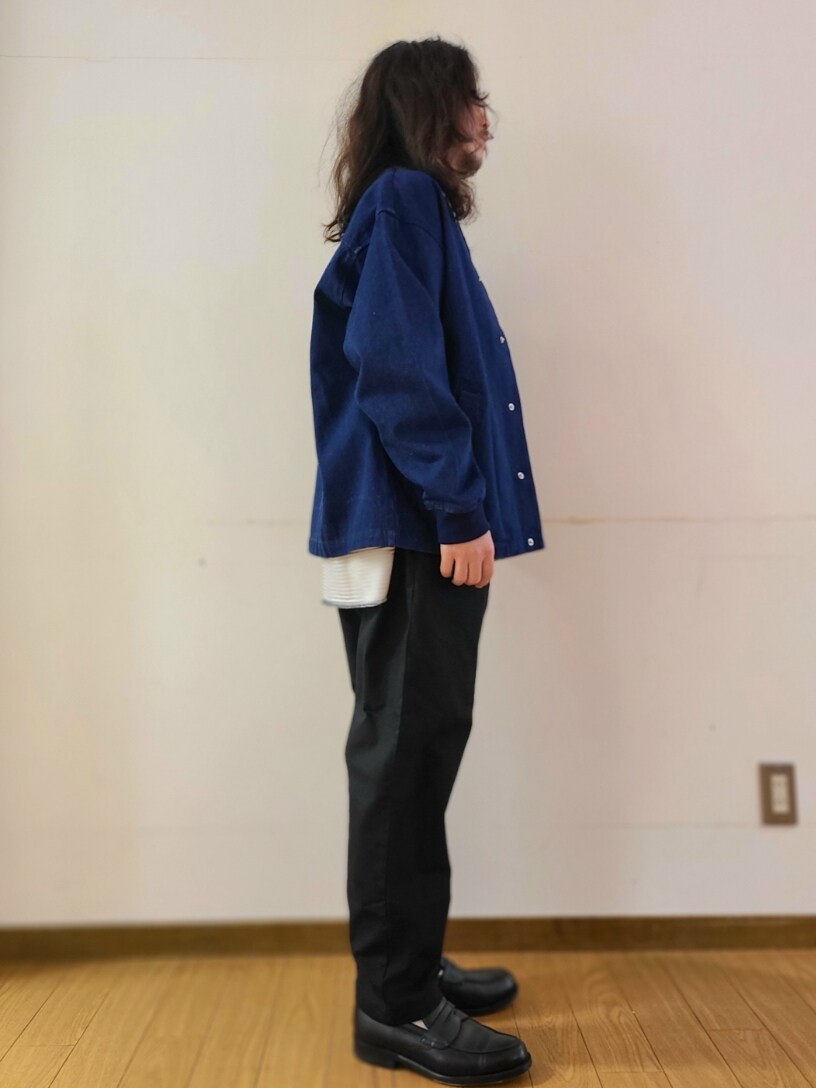 ブルー系のブルゾン、ブラック系のTシャツ/カットソー、ブラック系のその他パンツを着用したメンズの冬コーディネートの2枚目の写真