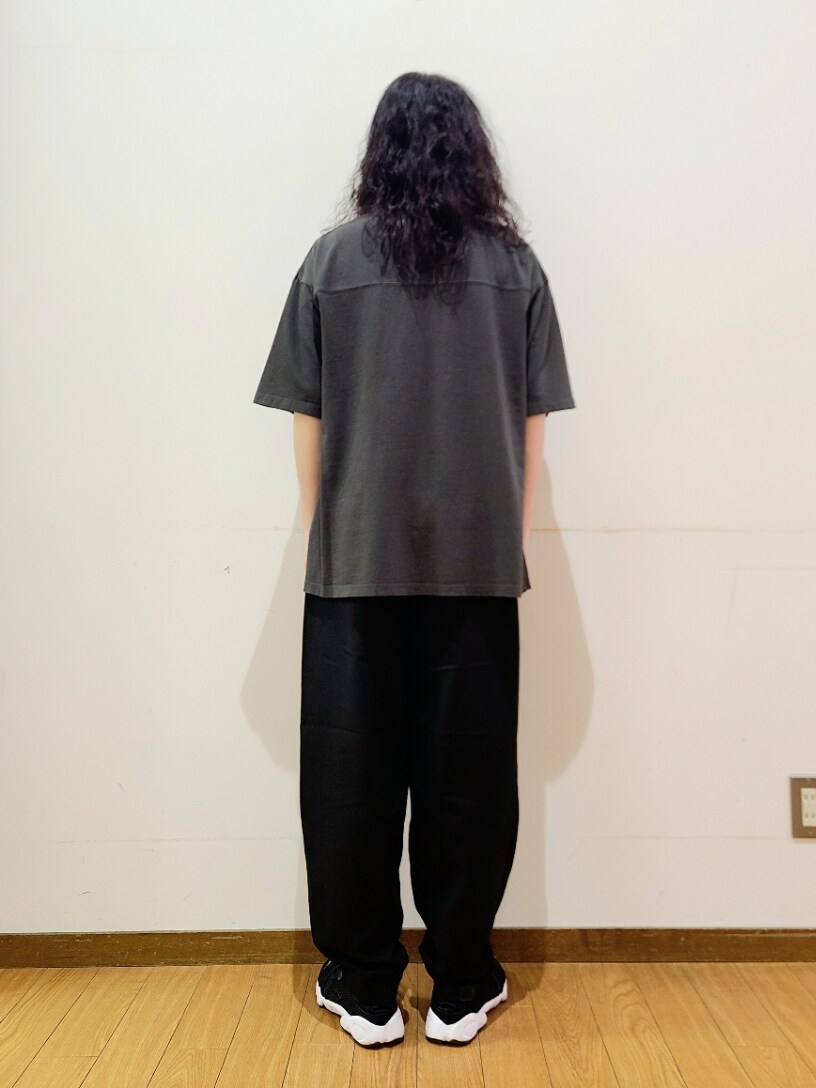 グレー系のTシャツ/カットソー、ブラック系のスニーカー、ブラック系のその他パンツを着用したメンズの夏コーディネートの3枚目の写真