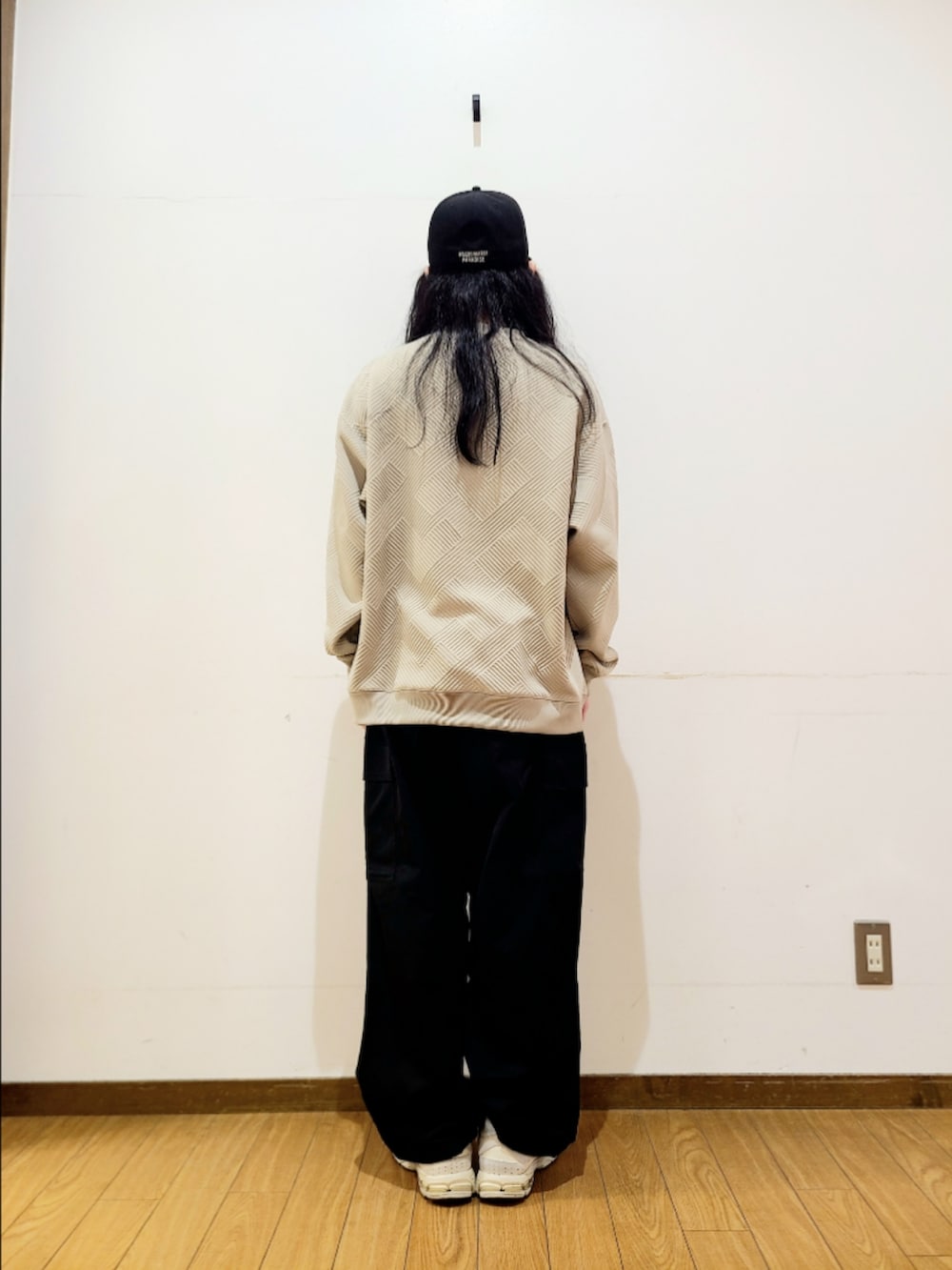 ベージュ系のスウェット、ブラック系のその他パンツを着用したメンズの冬コーディネートの3枚目の写真