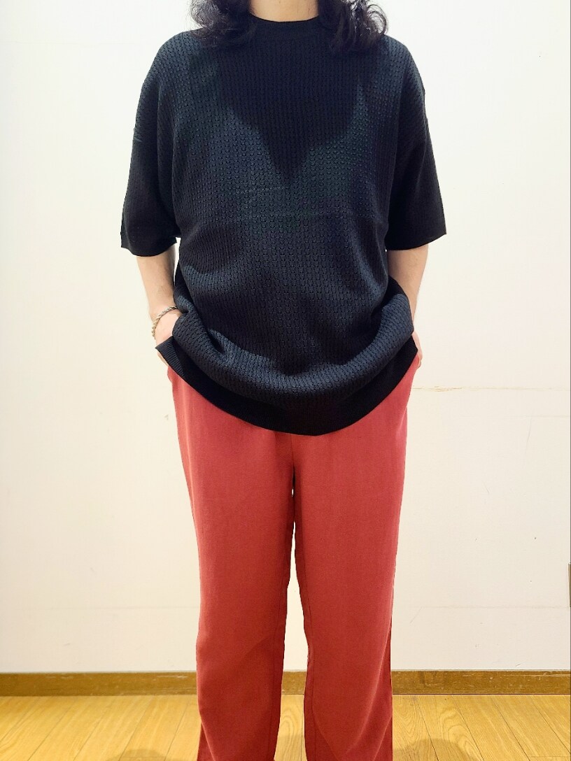 ブラック系のニット/セーター、ブラック系のTシャツ/カットソー、レッド系のその他パンツを着用したメンズの夏コーディネートの5枚目の写真