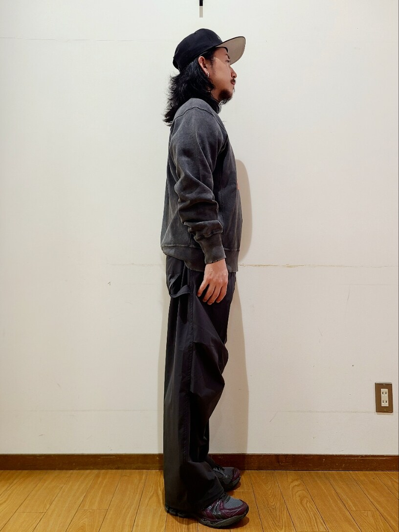 グレー系のカーゴパンツ、ブラック系のスウェットを着用したメンズの冬コーディネートの2枚目の写真