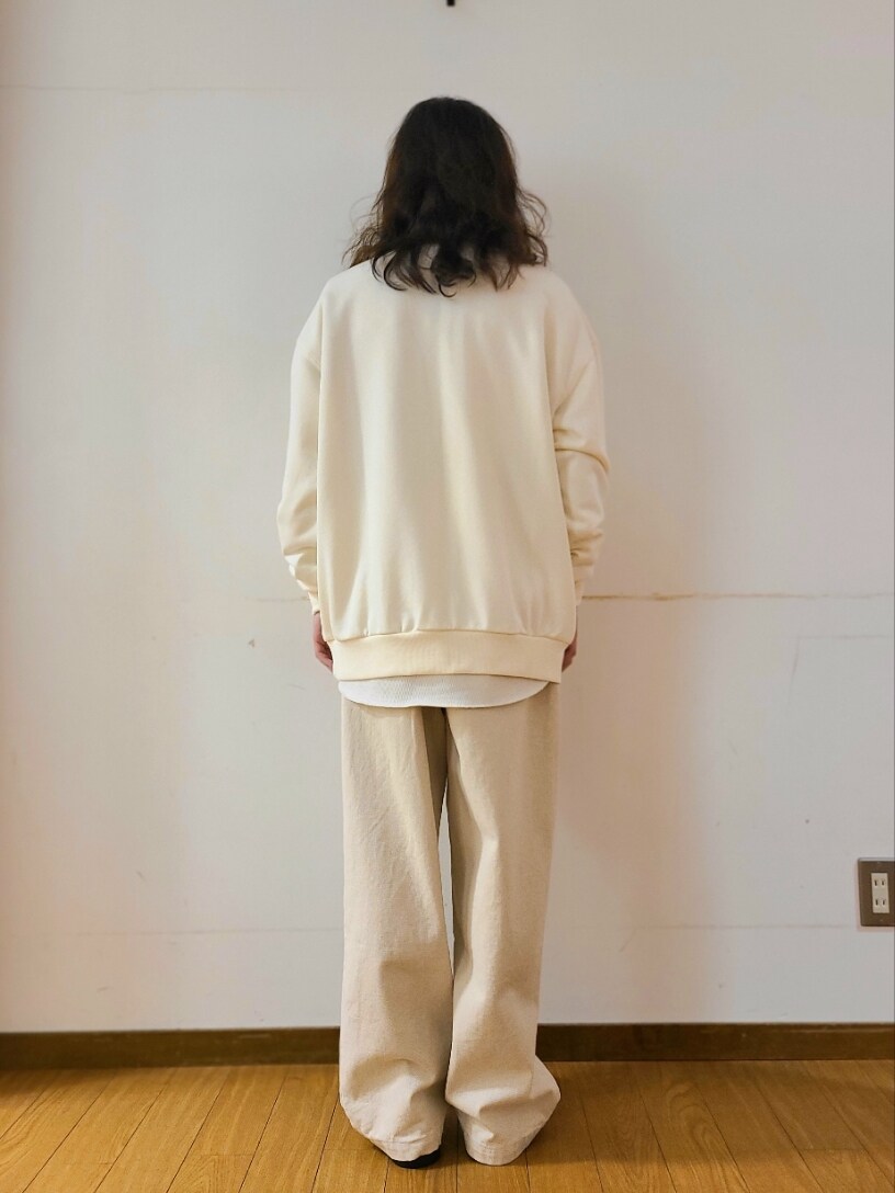 ホワイト系のスウェット、ホワイト系のデニムパンツを着用したメンズの春コーディネートの3枚目の写真