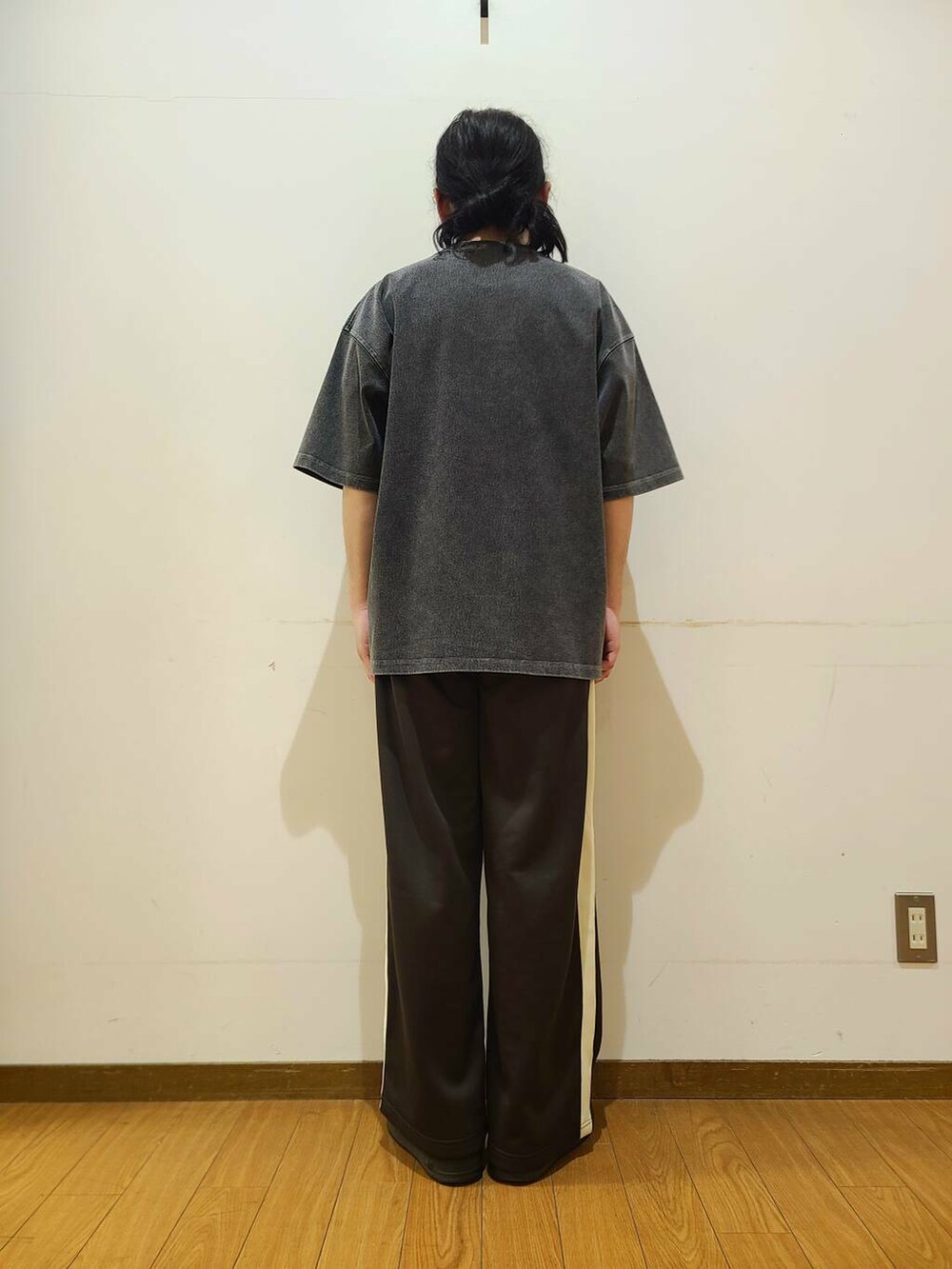 ブラウン系のその他パンツ、ブラック系のTシャツ/カットソー、グリーン系のメガネを着用したメンズの春コーディネートの3枚目の写真