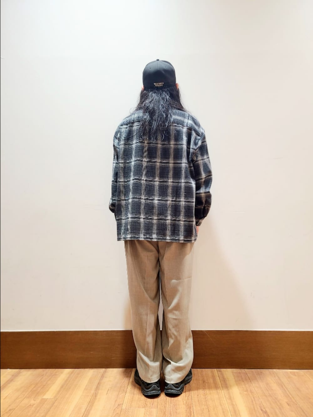 ブラック系のシャツ/ブラウス、ベージュ系のその他パンツを着用したメンズの秋コーディネートの3枚目の写真
