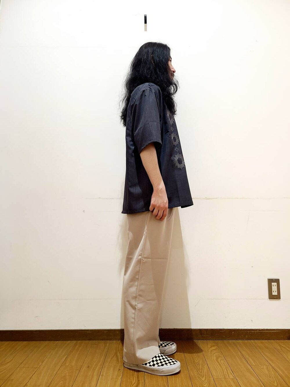 ベージュ系のその他パンツ、その他のTシャツ/カットソー、グレー系のシャツ/ブラウスを着用したメンズの春コーディネートの2枚目の写真