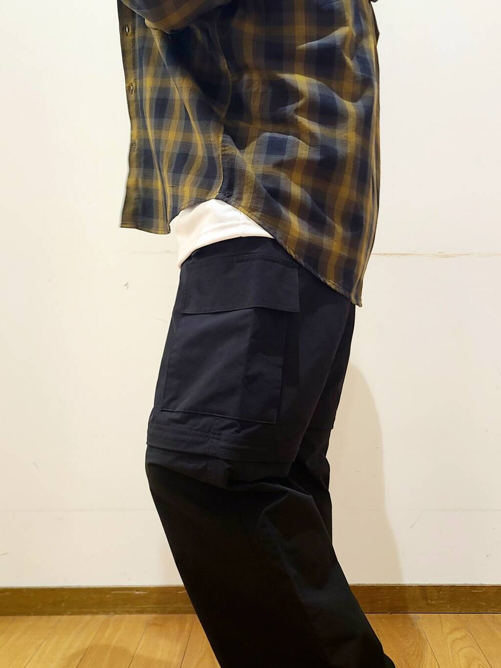 ブラック系のその他パンツ、ホワイト系のTシャツ/カットソー、ブラウン系のシャツ/ブラウスを着用したメンズの春コーディネートの5枚目の写真