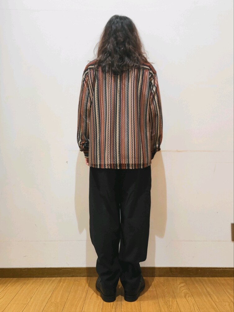 レッド系のシャツ/ブラウス、ホワイト系のTシャツ/カットソー、ブラック系のその他パンツを着用したメンズの春コーディネートの3枚目の写真