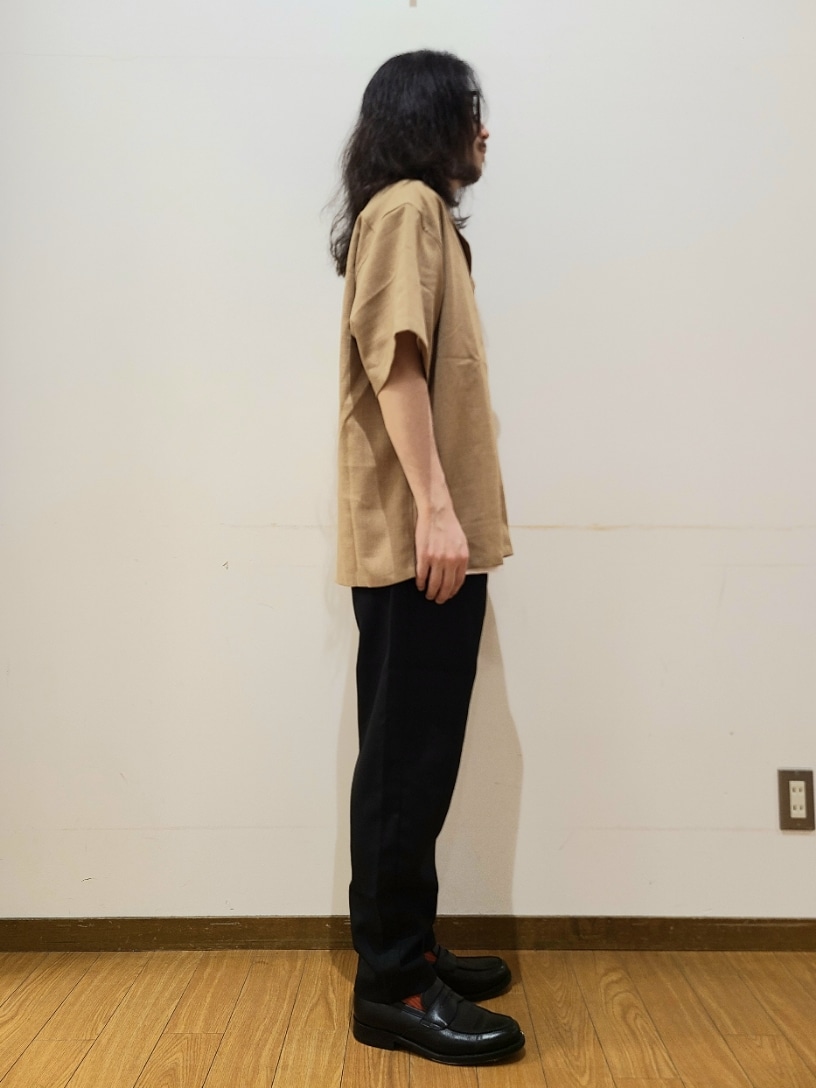 ベージュ系のシャツ/ブラウス、ホワイト系のTシャツ/カットソー、ブラック系のその他パンツを着用したメンズの春コーディネートの2枚目の写真