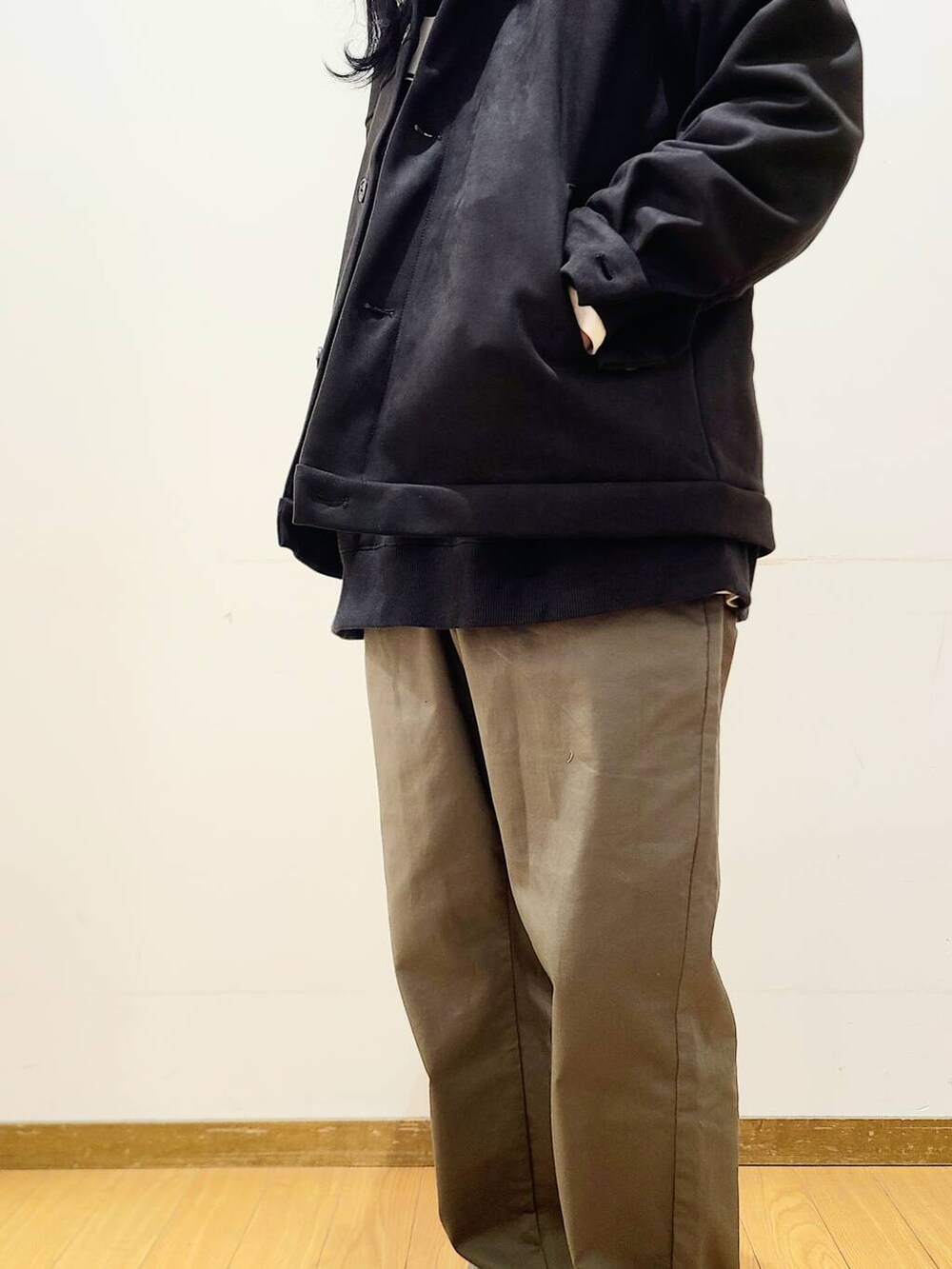グリーン系のその他パンツ、ブラック系のスウェット、ブラック系のその他アウターを着用したメンズの冬コーディネートの6枚目の写真
