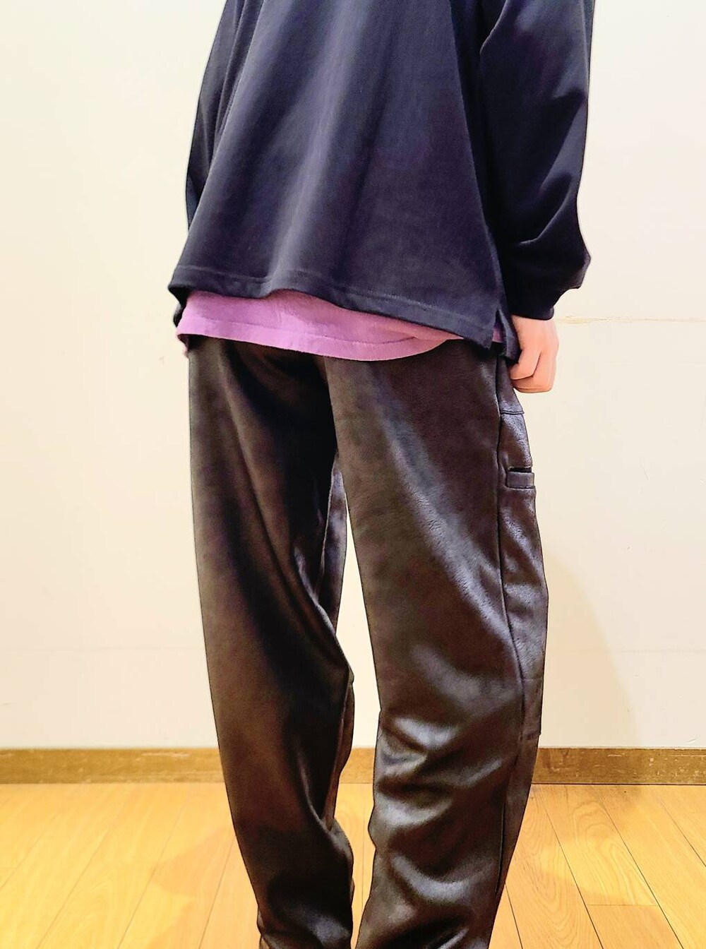ブラック系のその他パンツ、ブラック系のTシャツ/カットソーを着用したメンズの秋コーディネートの6枚目の写真
