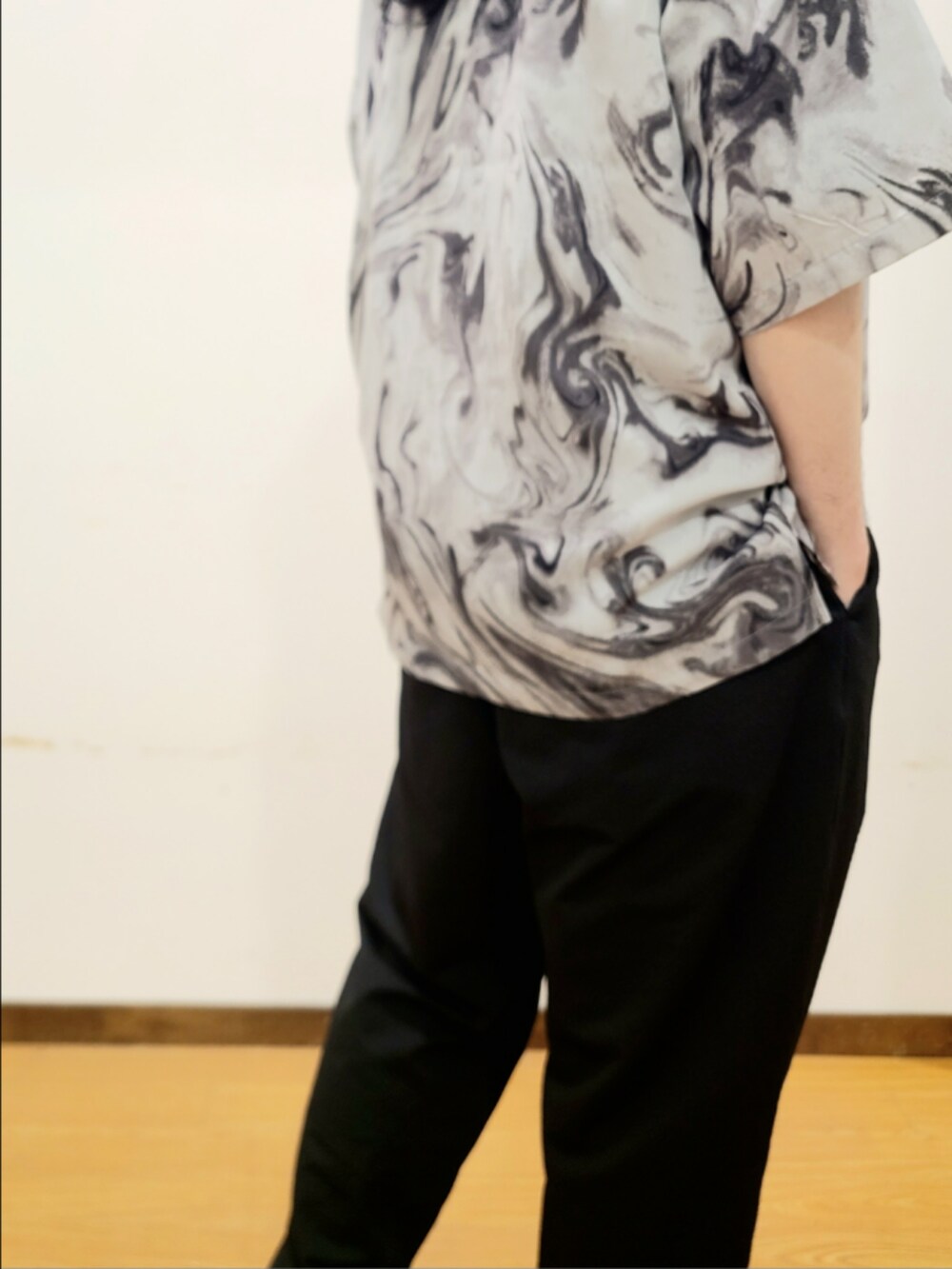 ブラック系のTシャツ/カットソー、ホワイト系のシャツ/ブラウス、ブラック系のその他パンツを着用したメンズの夏コーディネートの5枚目の写真