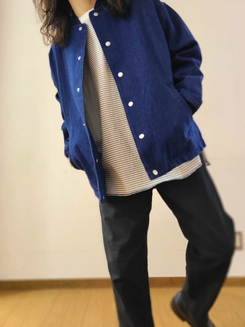 ブルー系のブルゾン、ブラック系のTシャツ/カットソー、ブラック系のその他パンツを着用したメンズの冬コーディネートの5枚目の写真