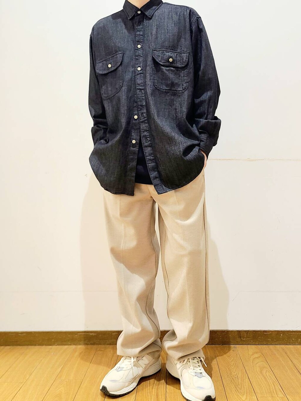 ベージュ系のその他パンツ、ブラック系のシャツ/ブラウス、ベージュ系のキャップを着用したメンズの秋コーディネートの4枚目の写真