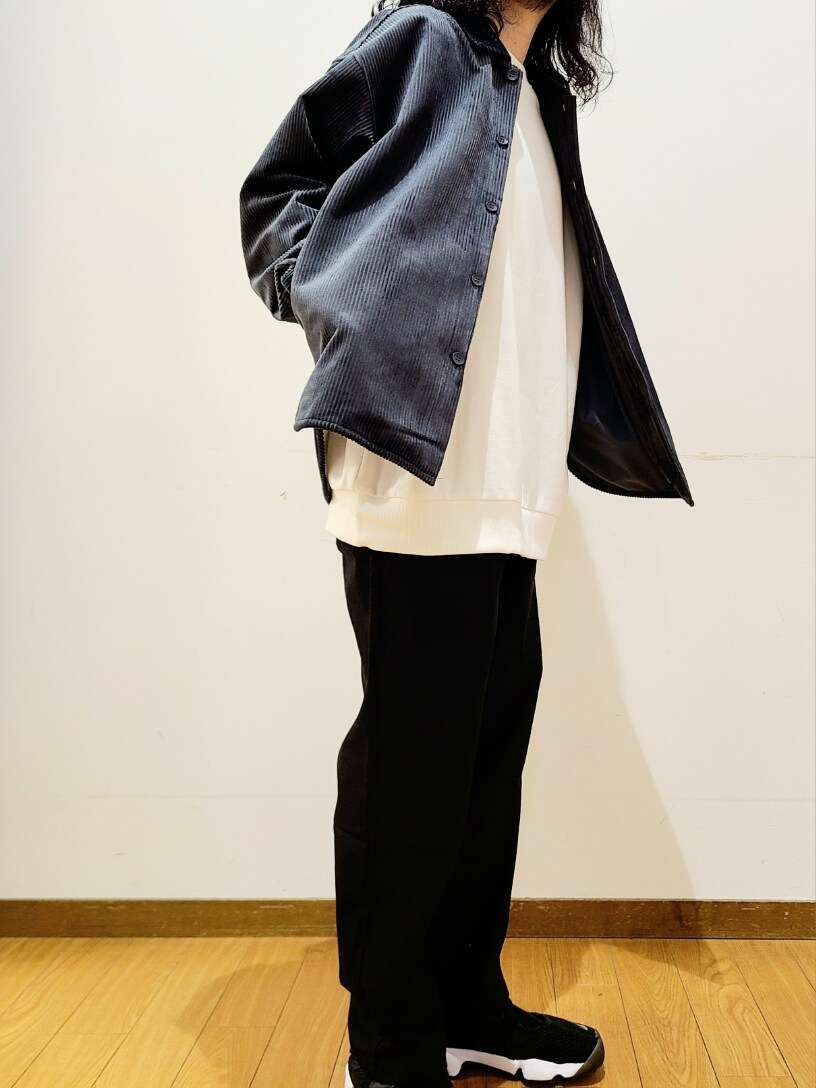 ホワイト系のスウェット、ブラック系のその他パンツ、グリーン系のシャツ/ブラウスを着用したメンズの秋コーディネートの6枚目の写真