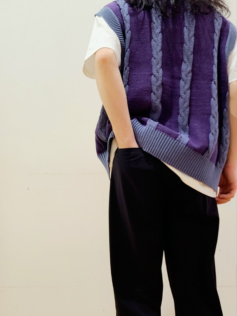 ホワイト系のTシャツ/カットソー、ブルー系のベスト、ブラック系のその他パンツを着用したメンズの夏コーディネートの7枚目の写真