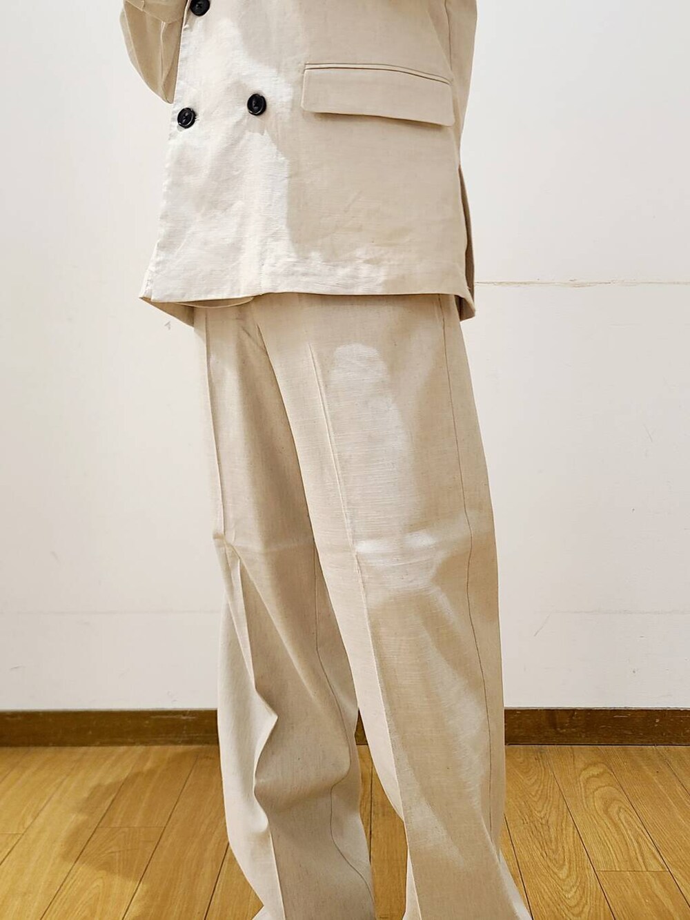 ホワイト系のTシャツ/カットソーを着用したメンズの夏コーディネートの7枚目の写真