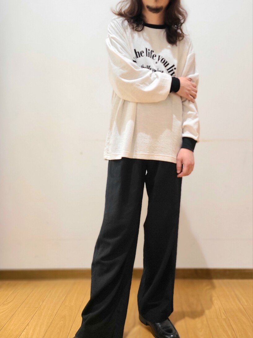 ホワイト系のTシャツ/カットソー、ブラック系のその他パンツ、グレー系のメガネを着用したメンズの春コーディネートの7枚目の写真