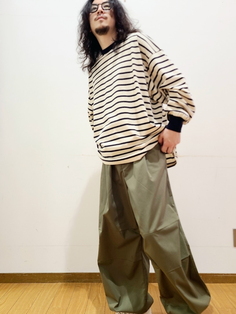 ブルー系のTシャツ/カットソー、グリーン系のカーゴパンツ、ブラウン系のメガネを着用したメンズの春コーディネートの7枚目の写真