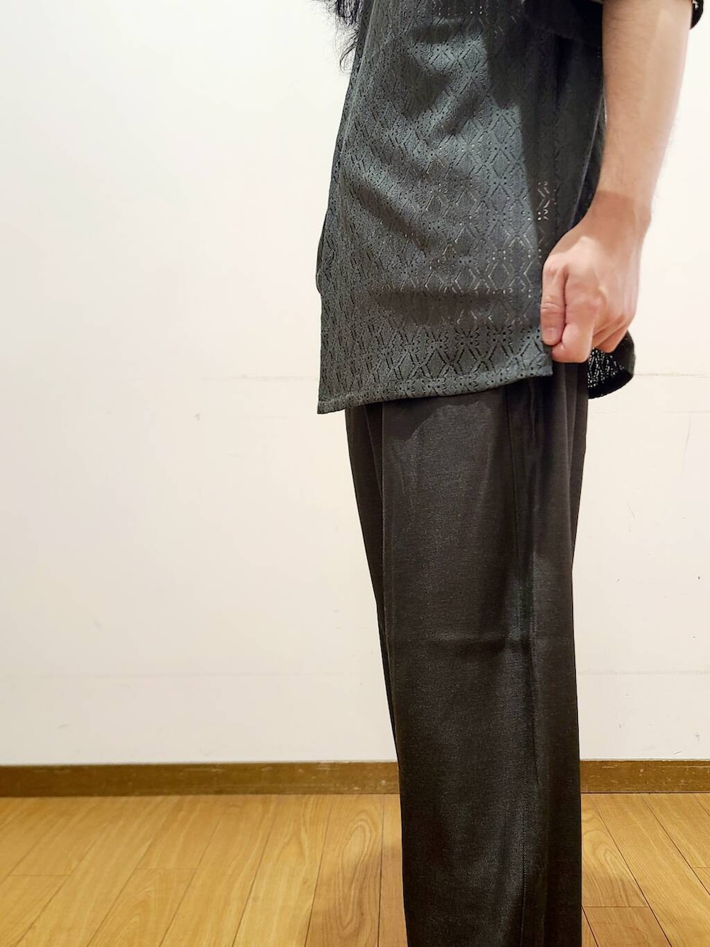 ホワイト系のシャツ/ブラウス、ブラック系のその他パンツ、グリーン系のシャツ/ブラウスを着用したメンズの夏コーディネートの8枚目の写真