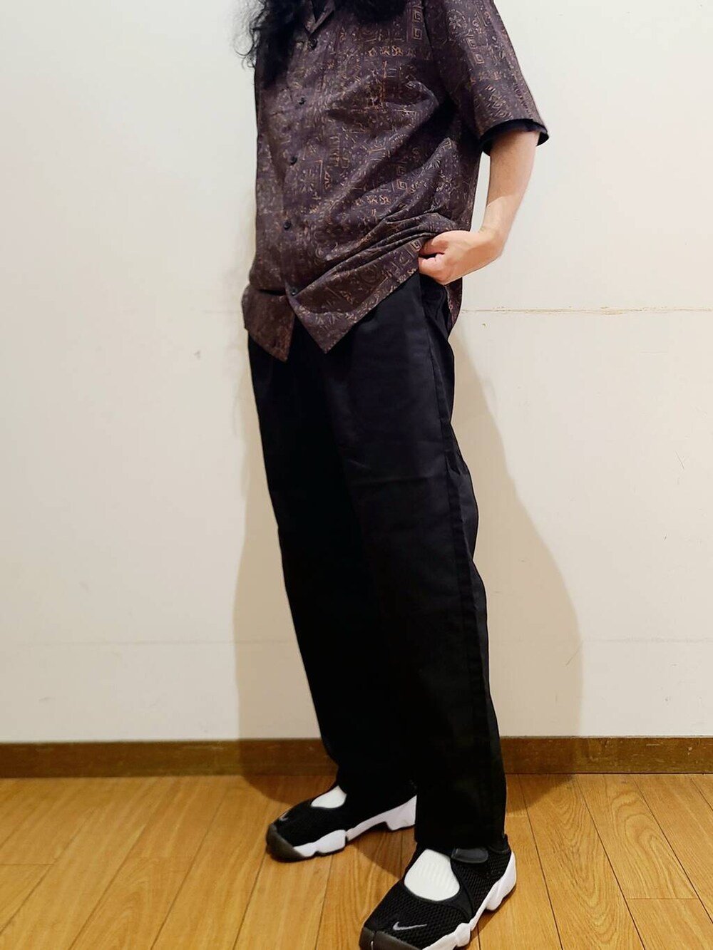 ブラック系のその他パンツ、ブラック系のTシャツ/カットソー、ブラウン系のシャツ/ブラウスを着用したメンズの夏コーディネートの4枚目の写真