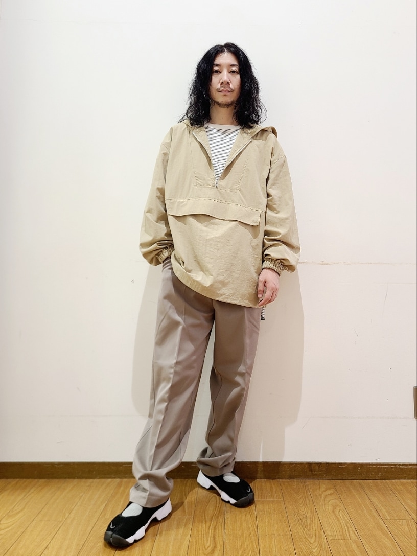ベージュ系のナイロンジャケット、ホワイト系のTシャツ/カットソー、ベージュ系のその他パンツを着用したメンズの秋コーディネートの2枚目の写真