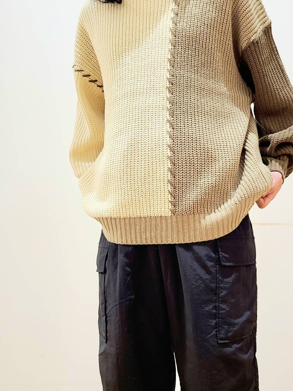 ブラック系のその他パンツ、ホワイト系のニット/セーターを着用したメンズの秋コーディネートの8枚目の写真