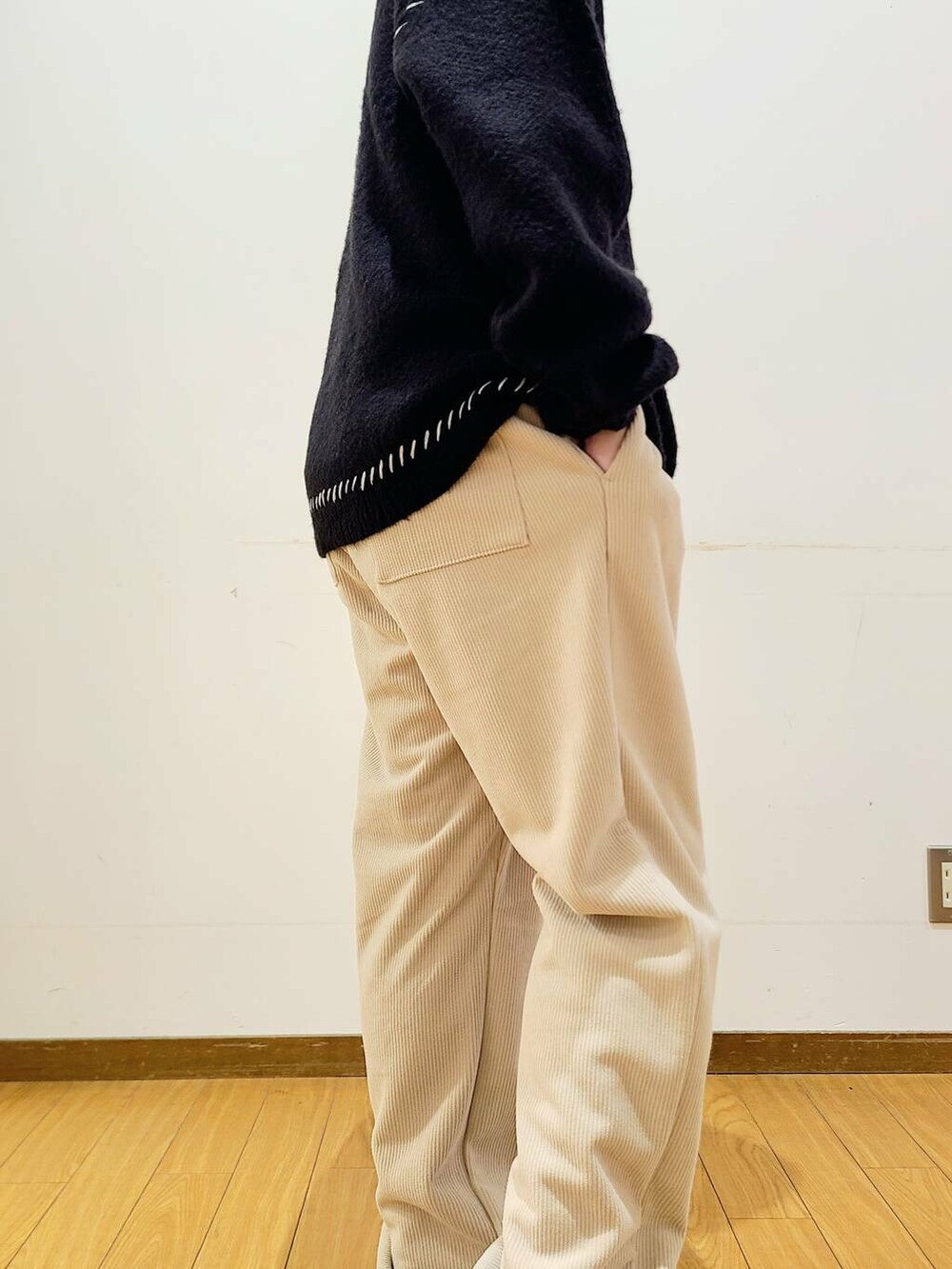 ベージュ系のその他パンツ、ブラック系のニット/セーターを着用したメンズの冬コーディネートの7枚目の写真
