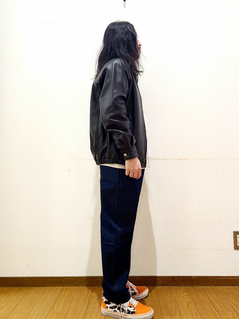 ブラック系のライダースジャケット、ブルー系のデニムパンツを着用したメンズの冬コーディネートの2枚目の写真