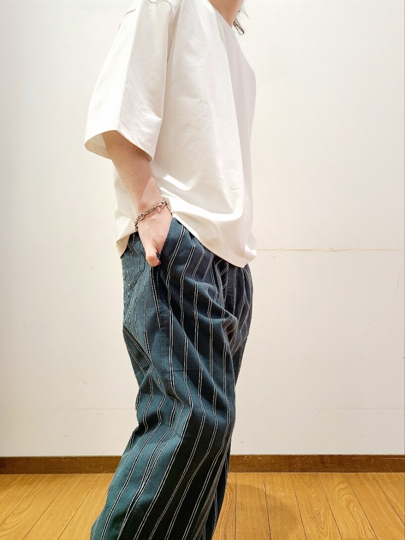 ホワイト系のTシャツ/カットソー、グリーン系のその他パンツ、ブラウン系のメガネを着用したメンズの夏コーディネートの4枚目の写真