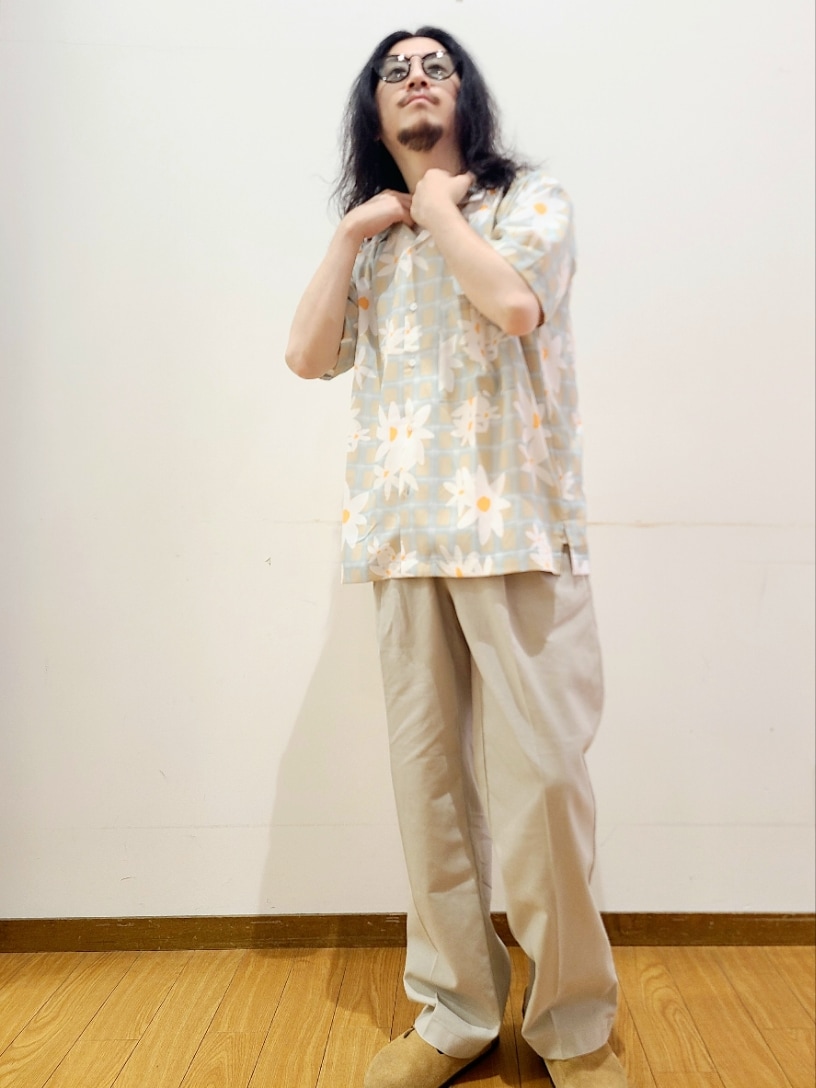 ホワイト系のTシャツ/カットソー、ベージュ系のシャツ/ブラウス、ベージュ系のその他パンツを着用したメンズの夏コーディネートの4枚目の写真