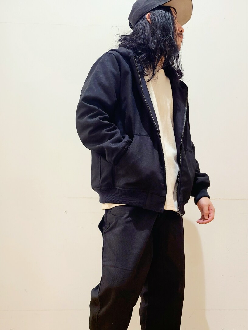 ホワイト系のTシャツ/カットソー、ブラック系のブルゾン、ブラック系のその他パンツを着用したメンズの冬コーディネートの5枚目の写真