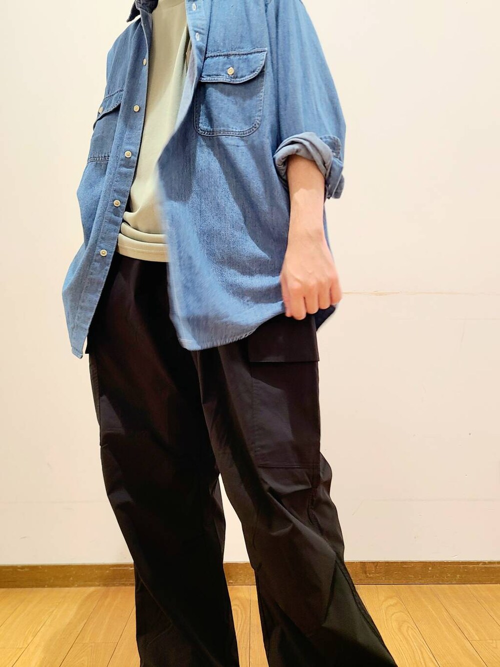 ブラック系のその他パンツ、グリーン系のTシャツ/カットソー、ブルー系のシャツ/ブラウスを着用したメンズの秋コーディネートの5枚目の写真