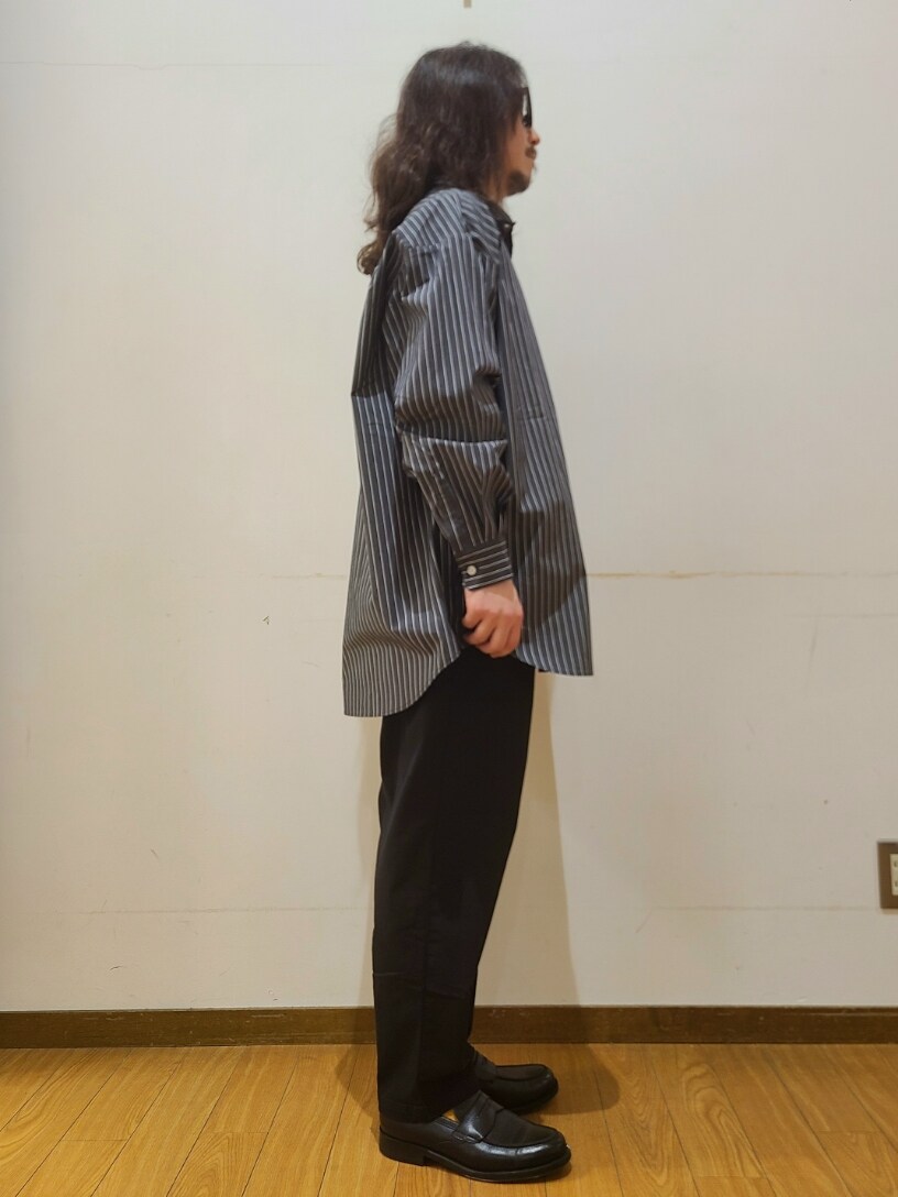 ブラック系のシャツ/ブラウス、ブラック系のその他パンツ、ブラック系のメガネを着用したメンズの春コーディネートの2枚目の写真
