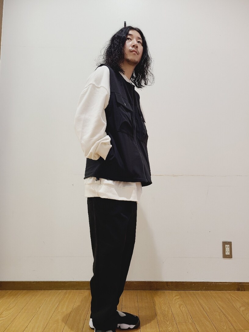 ホワイト系のスウェット、ブラック系のその他パンツを着用したメンズの秋コーディネートの6枚目の写真