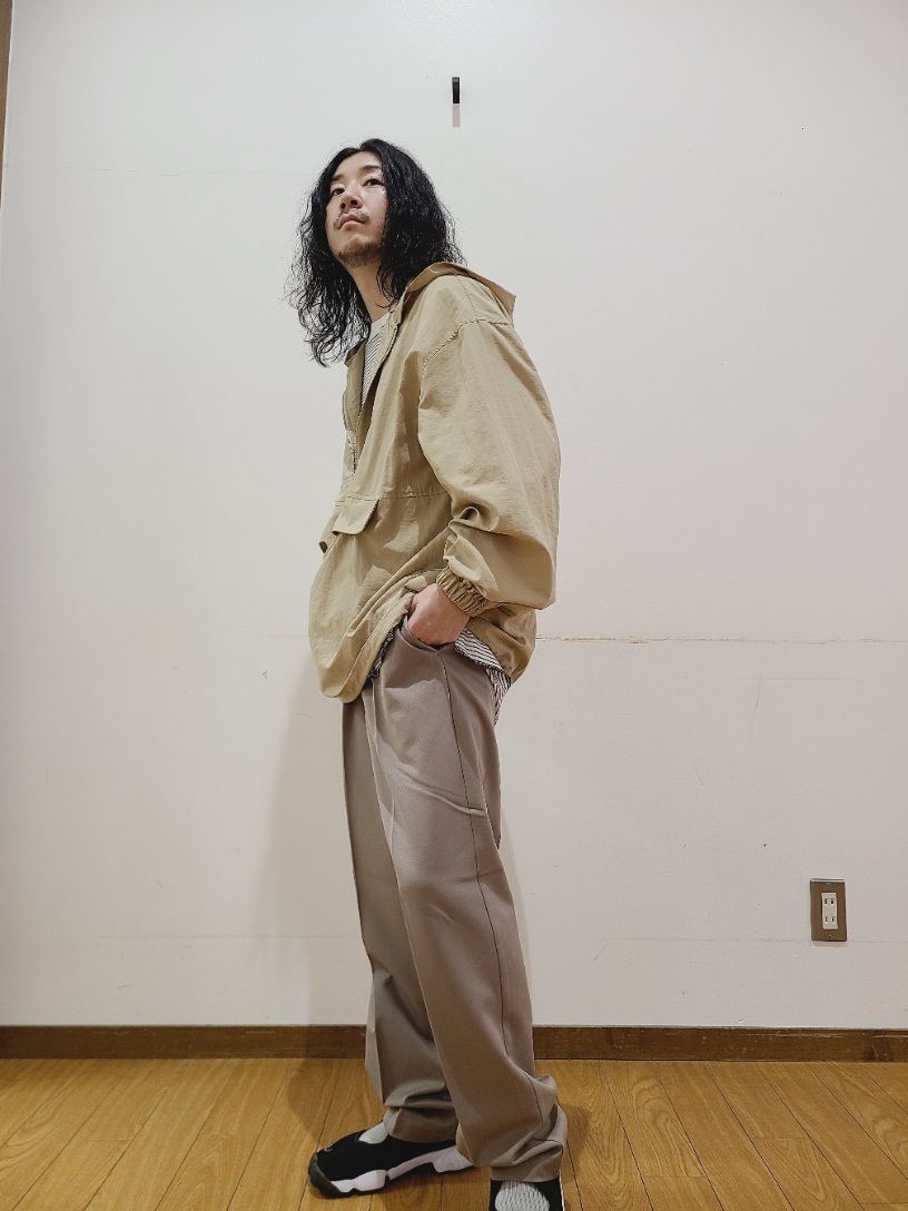 ベージュ系のナイロンジャケット、ホワイト系のTシャツ/カットソー、ベージュ系のその他パンツを着用したメンズの秋コーディネートの6枚目の写真