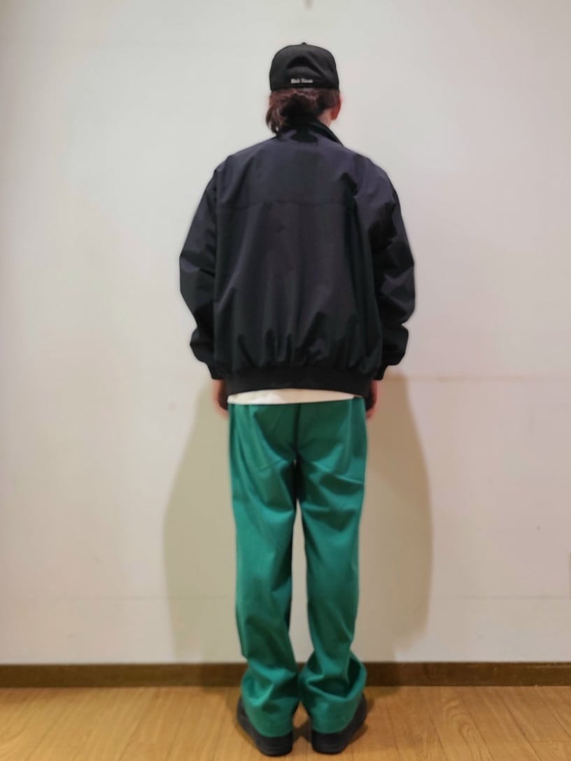 ホワイト系のTシャツ/カットソー、グリーン系のその他パンツを着用したメンズの冬コーディネートの2枚目の写真