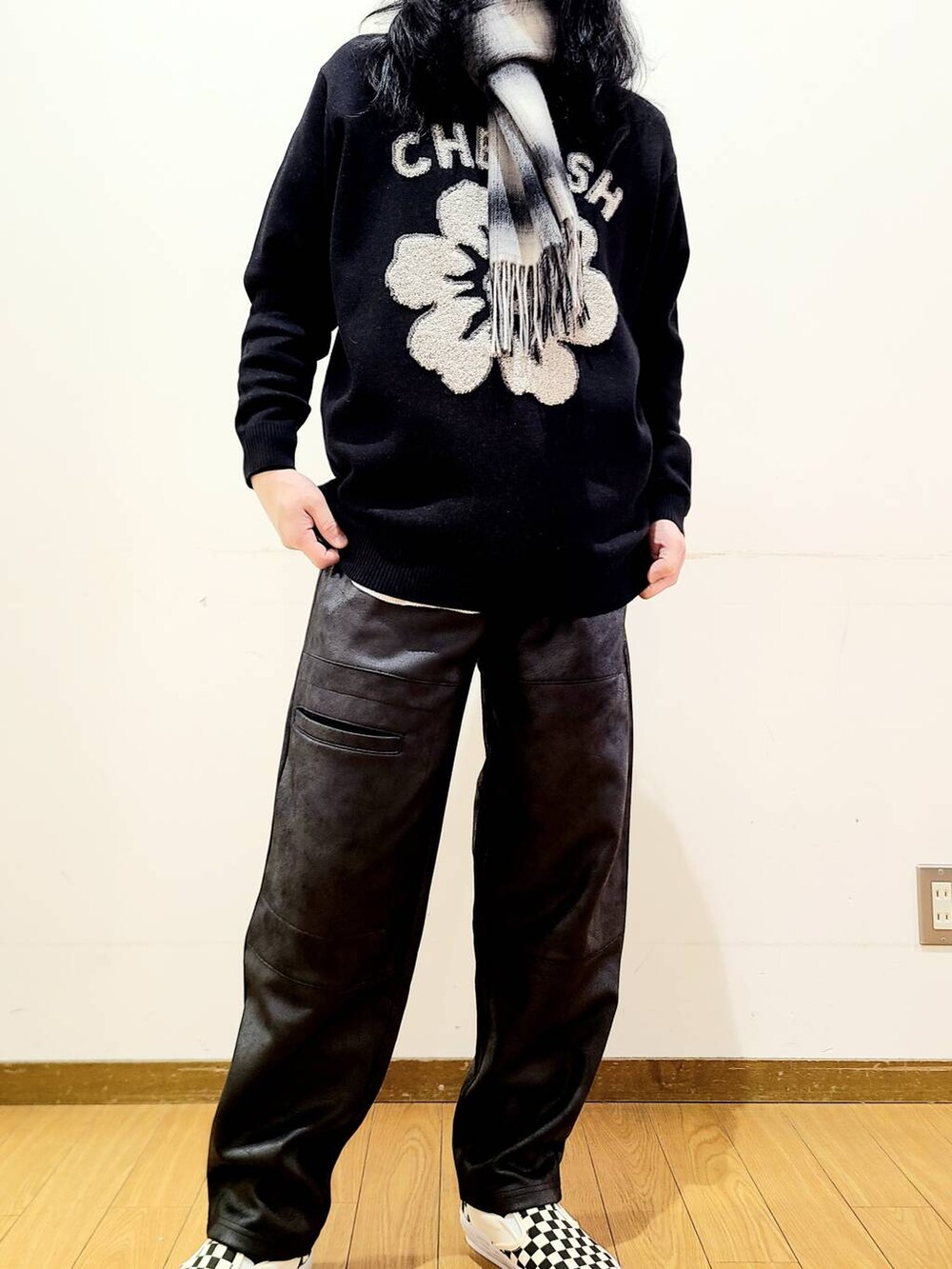 ブラック系のその他パンツ、ブラック系のスニーカー、ブラック系のニット/セーターを着用したメンズの冬コーディネートの4枚目の写真