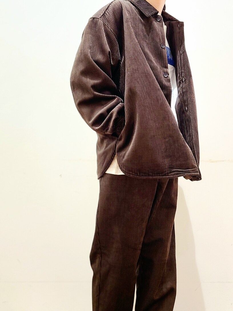 ブラウン系のシャツ/ブラウス、ブラウン系のその他パンツを着用したメンズの秋コーディネートの5枚目の写真