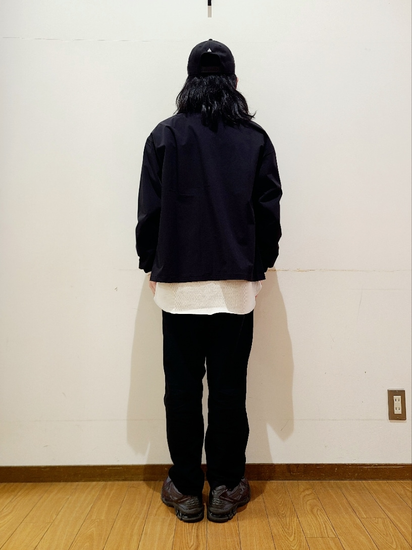 ブラック系のその他アウター、ブラック系のその他パンツ、ブラック系のキャップを着用したメンズの冬コーディネートの3枚目の写真