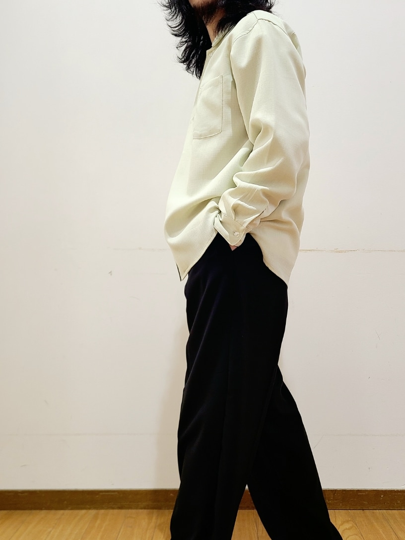 グリーン系のシャツ/ブラウス、ホワイト系のTシャツ/カットソー、ブラック系のその他パンツを着用したメンズの春コーディネートの9枚目の写真