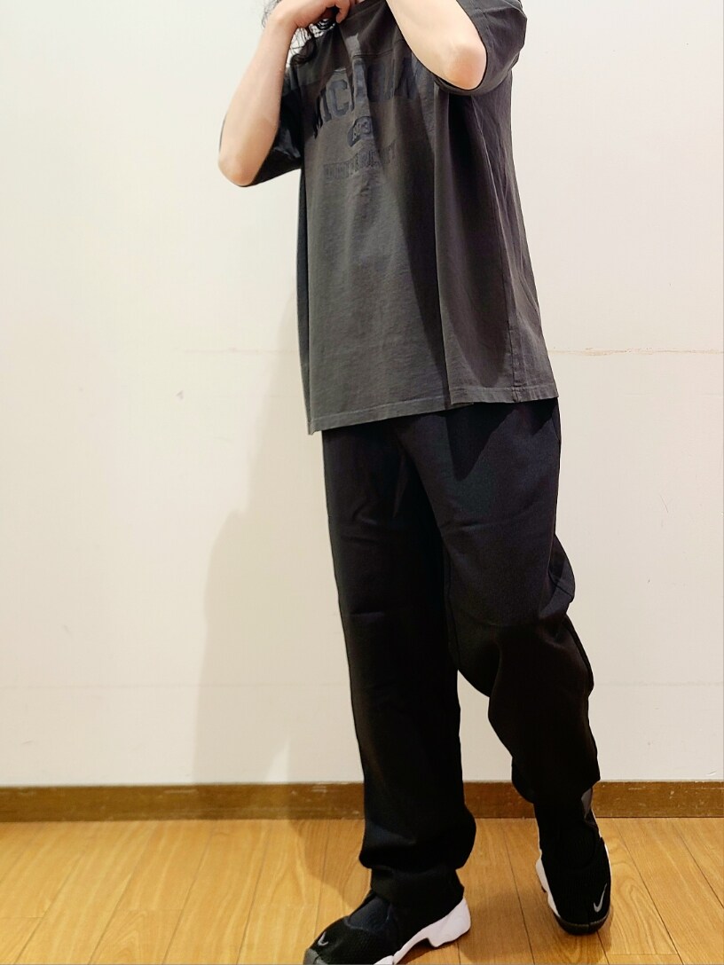 グレー系のTシャツ/カットソー、ブラック系のスニーカー、ブラック系のその他パンツを着用したメンズの夏コーディネートの5枚目の写真
