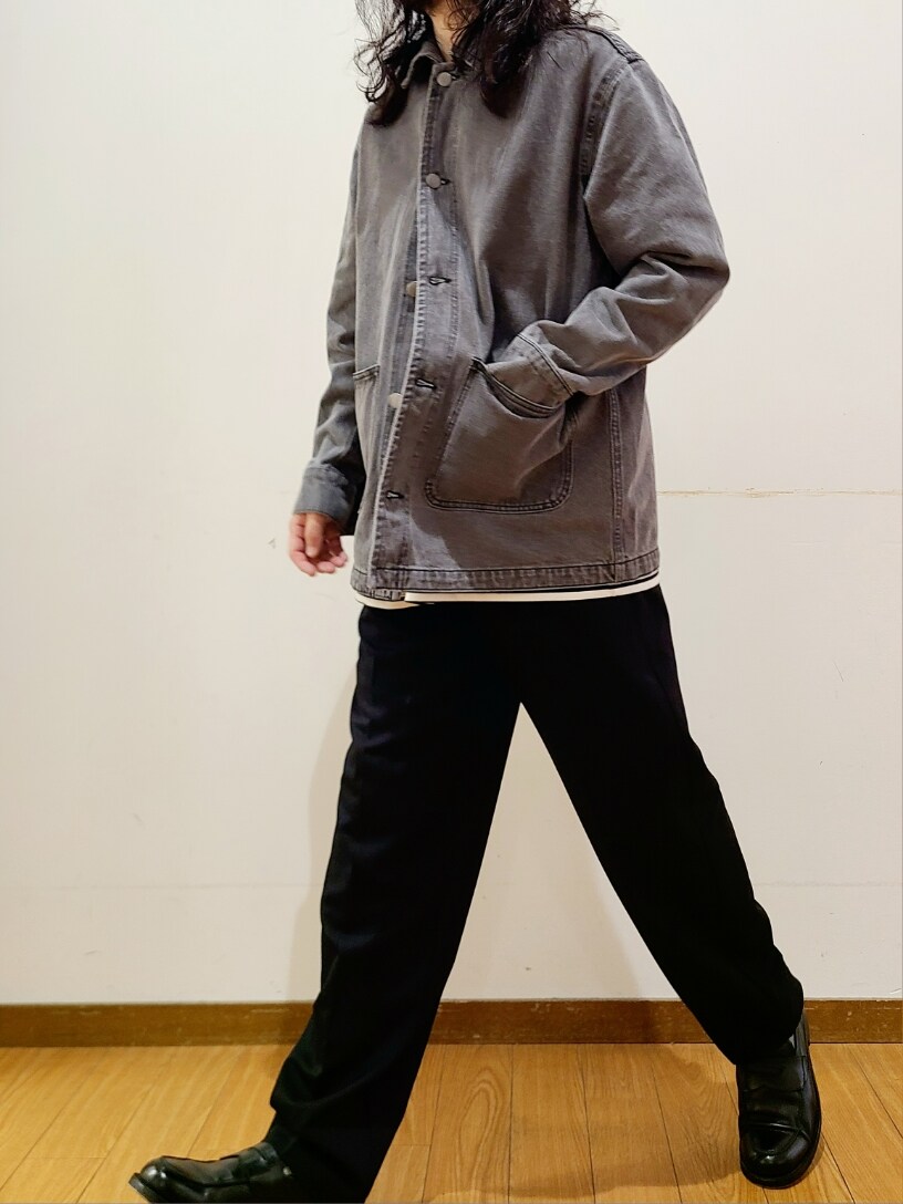 ブラック系のデニムジャケット、ブラック系のその他パンツを着用したメンズの秋コーディネートの6枚目の写真